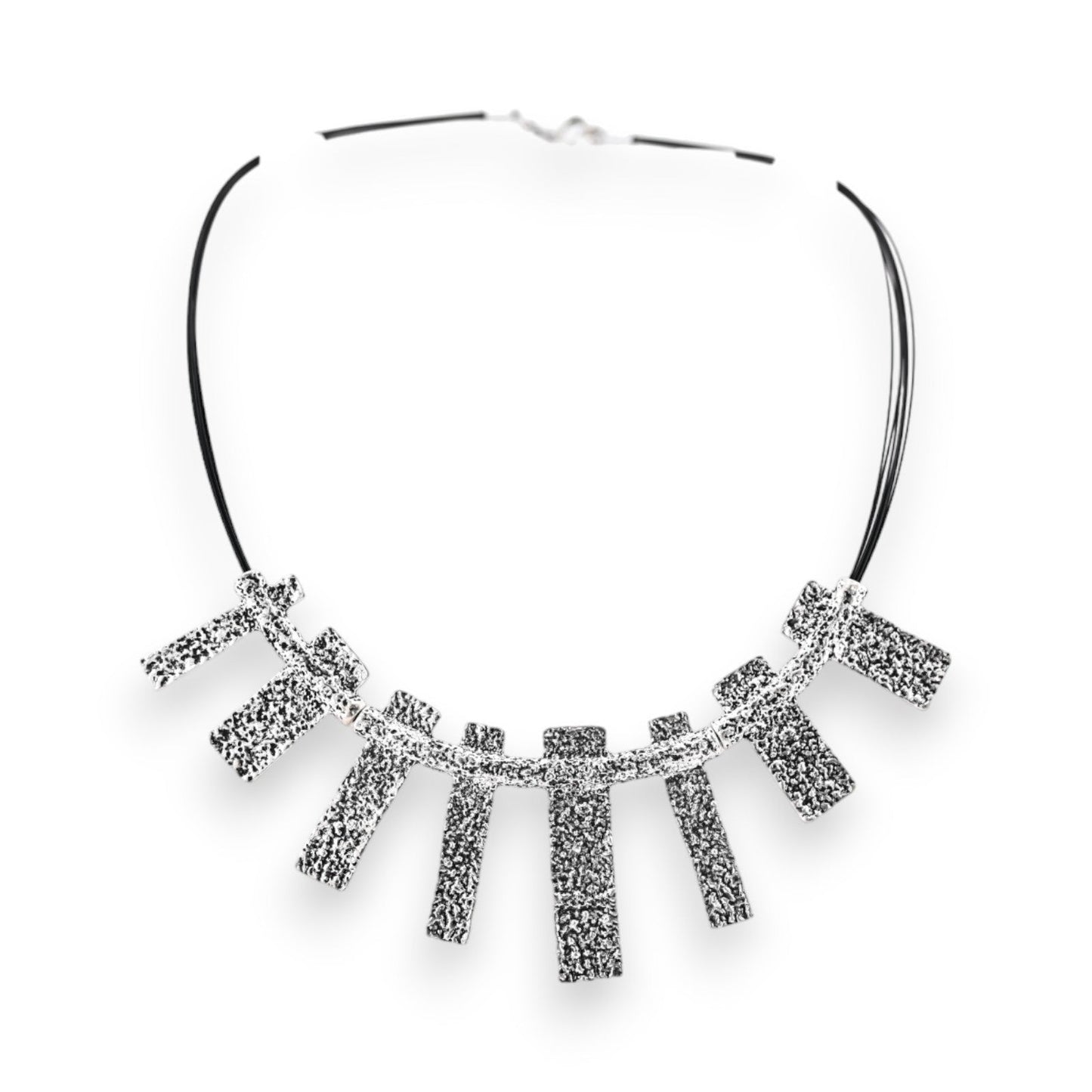 Antik-Silber Choker-Halskette mit strukturierten rechteckigen Anhängern auf schwarzem Lederband, moderner Schmuck