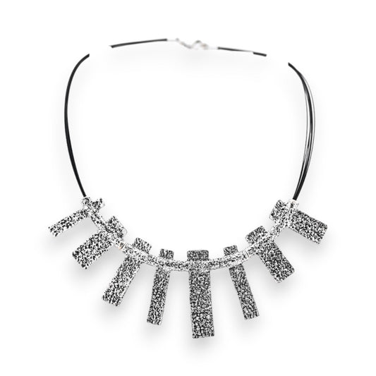 Antik-Silber Choker-Halskette mit strukturierten rechteckigen Anhängern auf schwarzem Lederband, moderner Schmuck