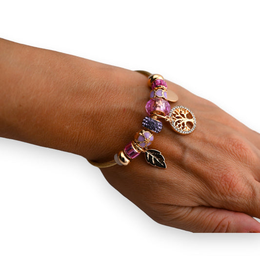 Elegantes Perlenarmband in Lila und Gold mit Anhängern: Baum des Lebens, Herz und Blatt auf einer Hand