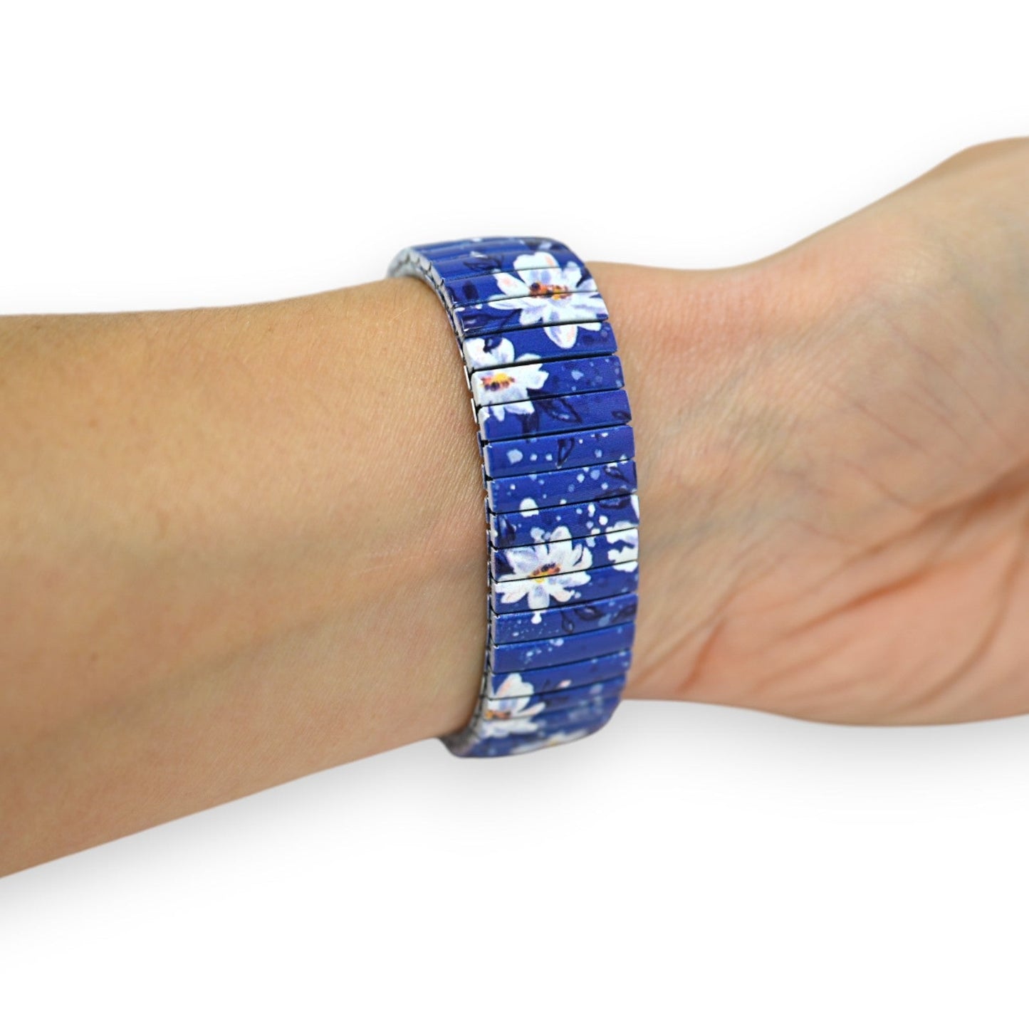 Elegantes Armband mit blauem Blumenmuster, weiße Blüten auf blauem Hintergrund, auf Handgelenk getragen