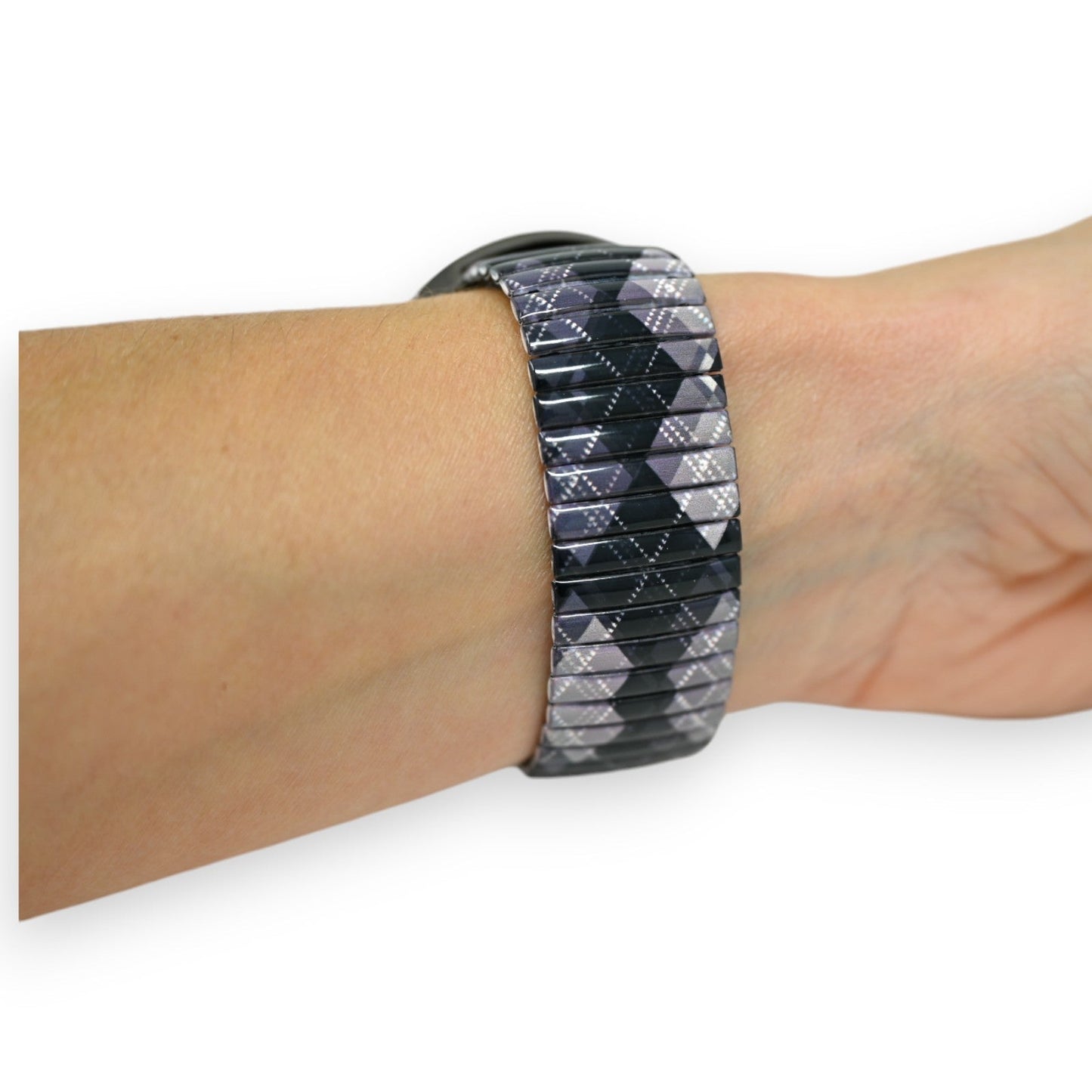 Elastisches Armband mit schwarz-grauem Paisleymuster auf Handgelenk, modernes Design für Armbanduhren