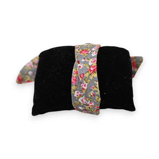 Schwarzes Schmuckkissen mit floralem Armband in Grau, Rosa und Gelb für Armbanduhren, elegantes Accessoire