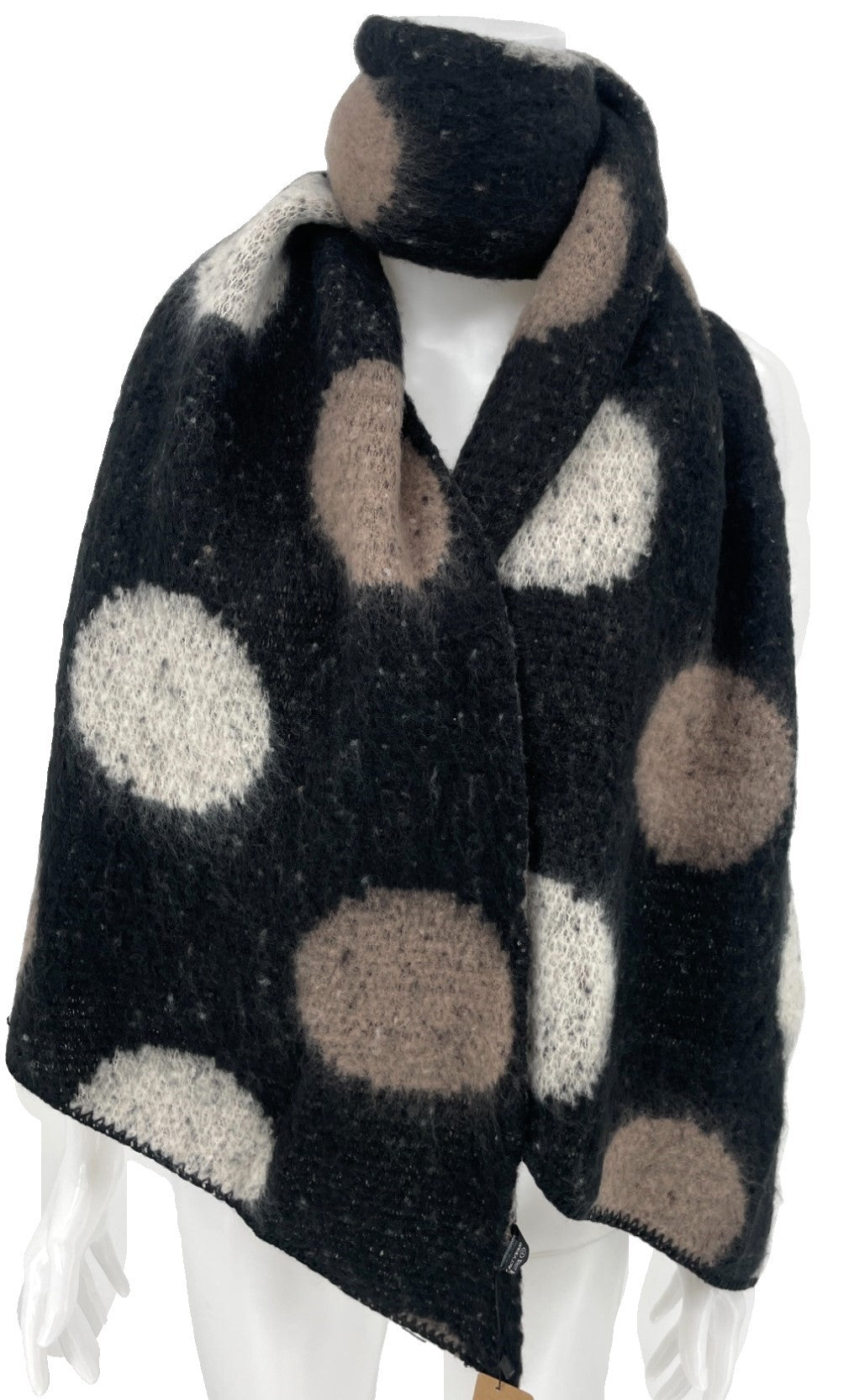 Asymmetrischer schwarzer Schal mit Punkten