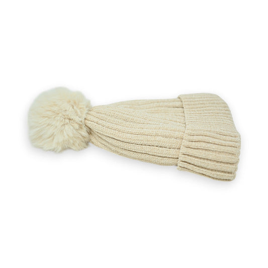 Beige Strickmütze mit Zopfmuster und flauschigem Bommel, gerippt und warm für kalte Wintertage