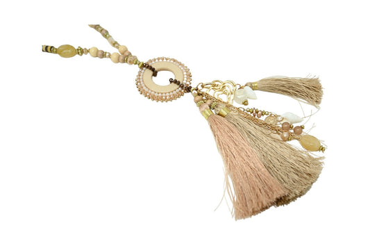 Lange Boho-Halskette mit rundem Medaillon, Quasten und Anhängern in Beige- und Goldtönen, handgefertigt