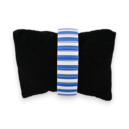 Elastisches Armband mit blau-weißen Streifen auf schwarzem Samtkissen, maritimer Schmuck im nautischen Stil