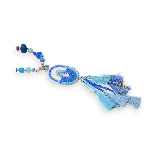Blaue Halskette mit Perlen, ovalem Medaillon und Quasten. Handgefertigter Schmuck in verschiedenen Blautönen.