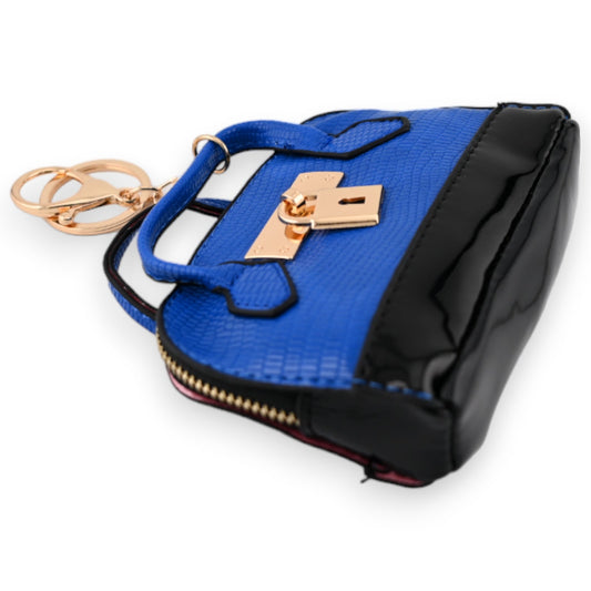 Blaue Mini-Handtasche als Schlüsselanhänger mit goldenem Verschluss und Reißverschluss, dekorativer Accessoire
