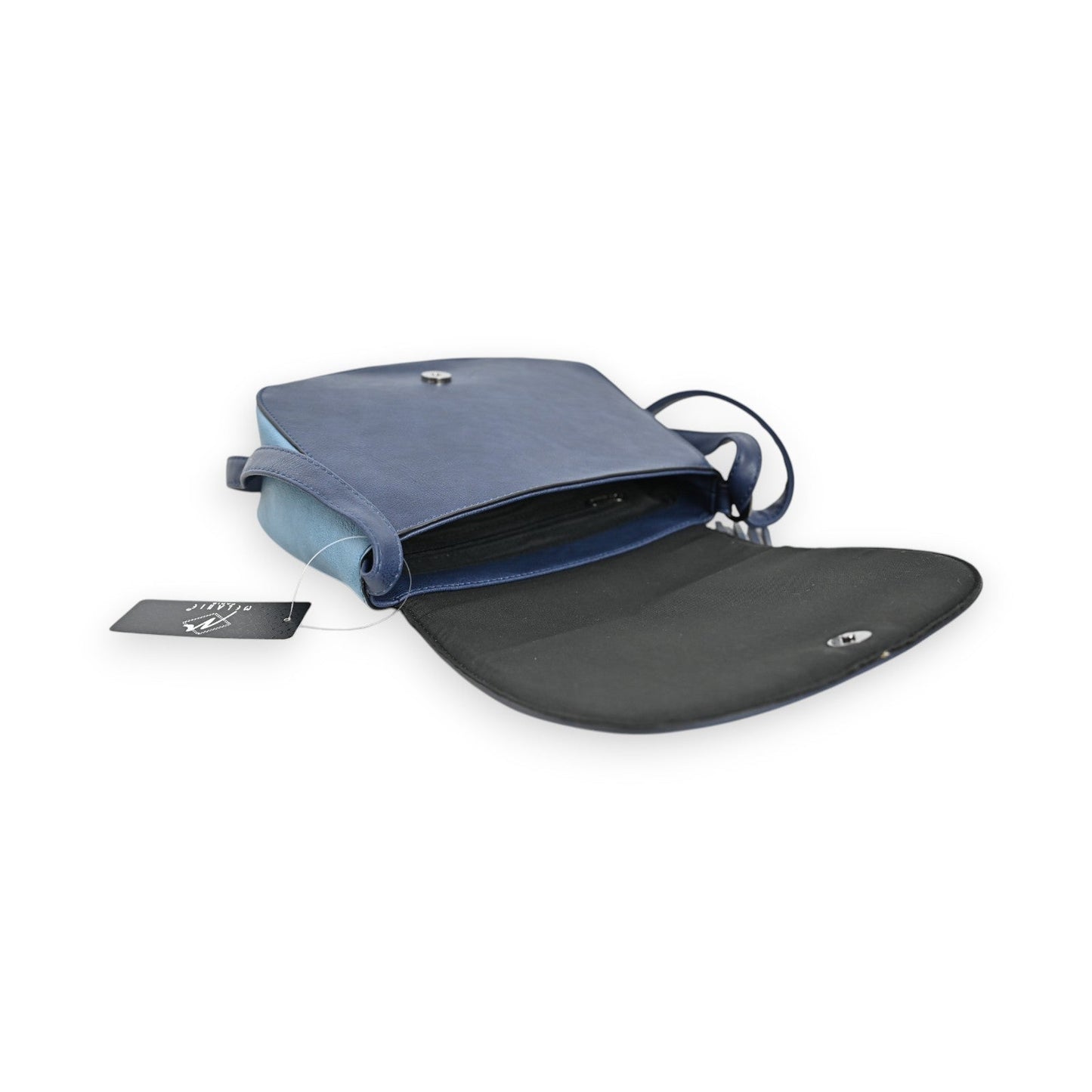 Blaue Leder-Umhängetasche mit geöffnetem Überschlag, Innenansicht und Produktetikett, elegantes Design