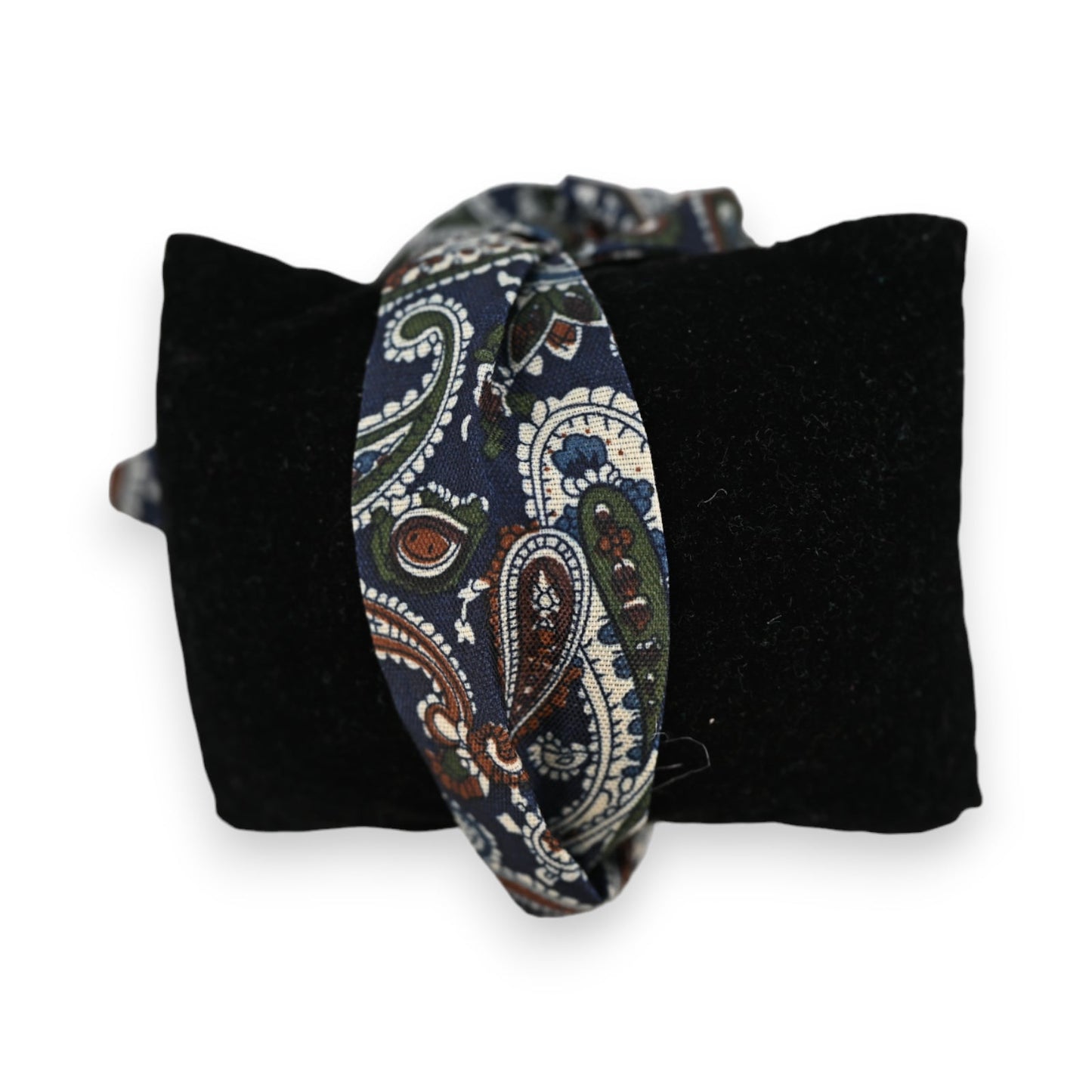 Blaues Armband mit Paisley-Muster auf schwarzem Samt, elegantes Accessoire für Damen und Herren
