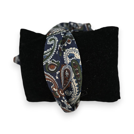 Blaues Armband mit Paisley-Muster auf schwarzem Samt, elegantes Accessoire für Damen und Herren