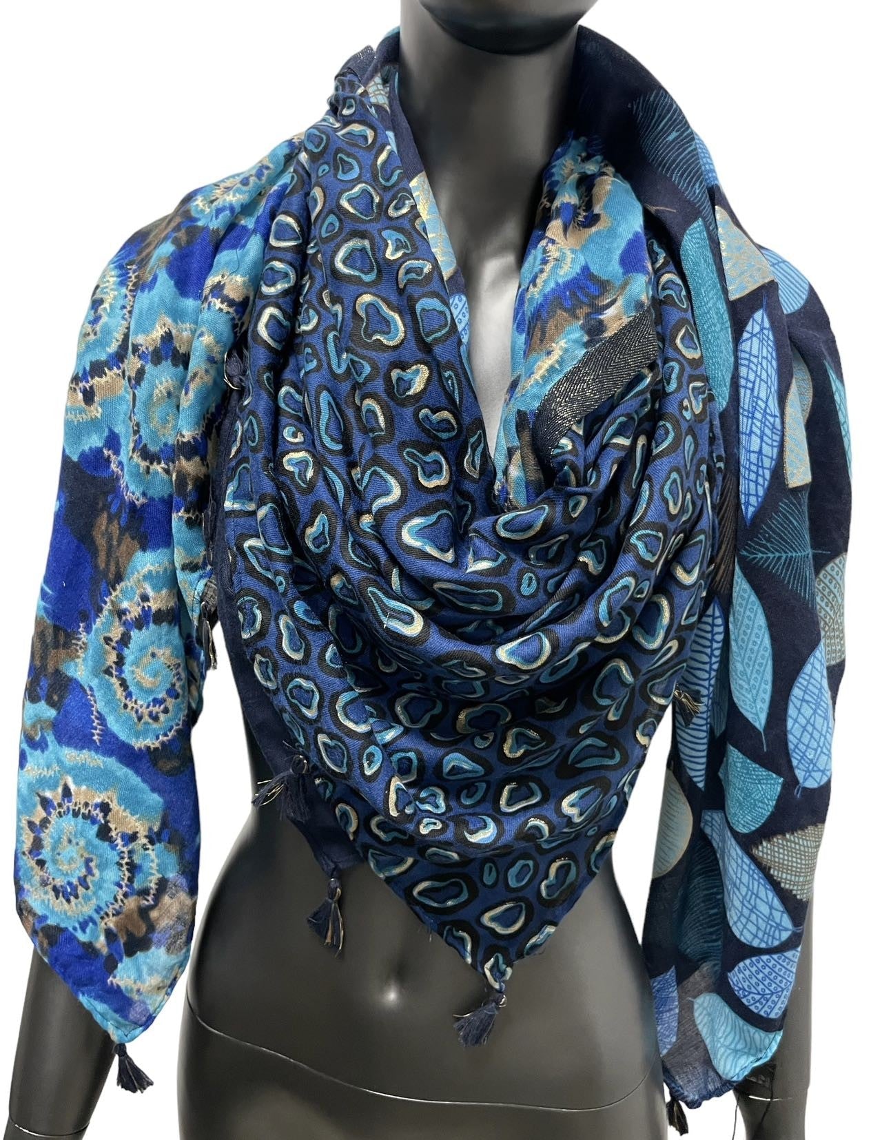 Quadratisches Patchwork-Tuch mit 4 Seiten blauen Blättern