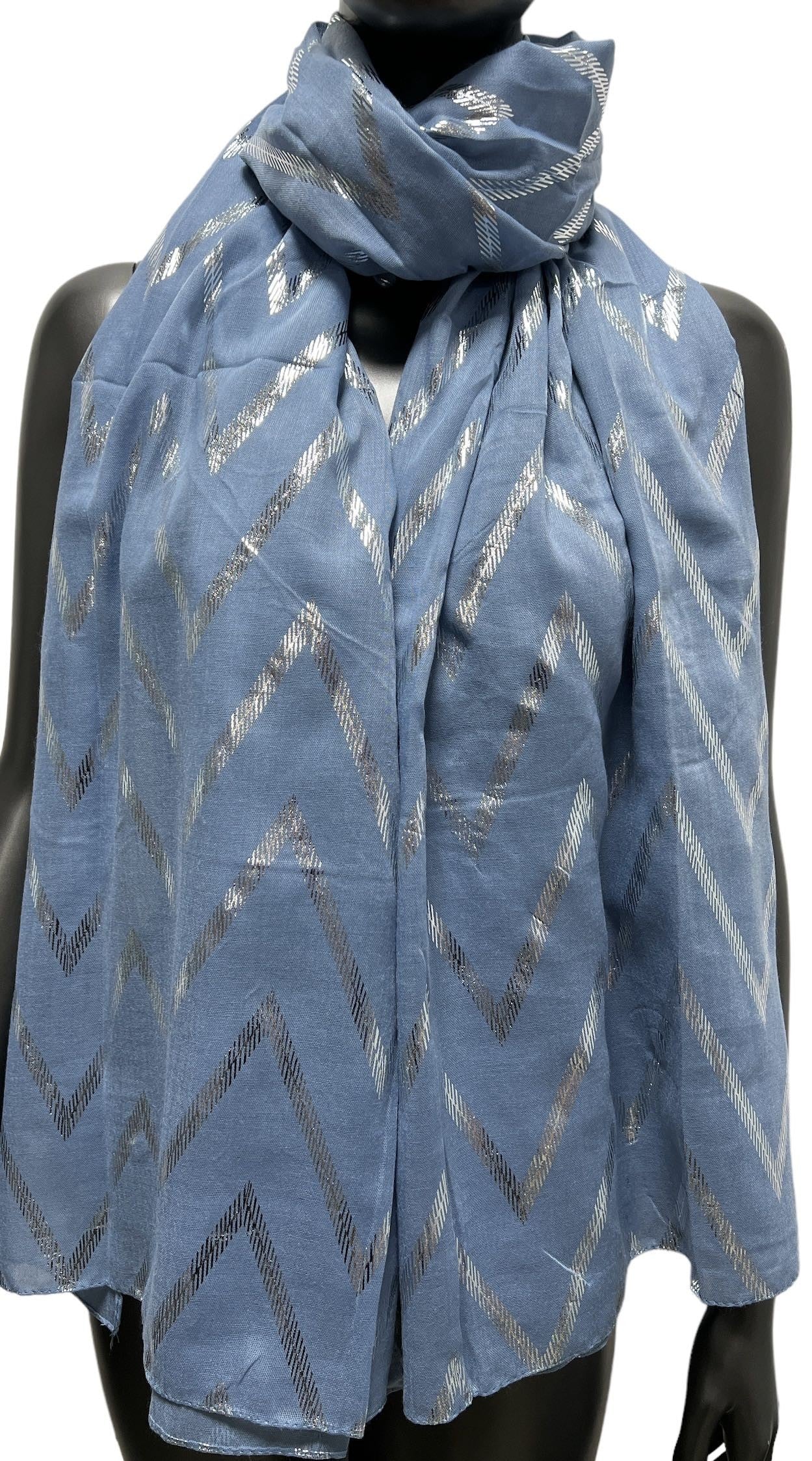 Fließendes blaues Jeans Tuch mit silbernen Akzenten verziert