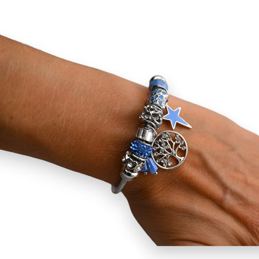 Blau-silbernes Charm-Armband mit Lebensbaum-Anhänger, Stern und glitzernden Perlen auf Handgelenk