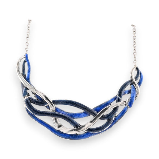 Halbsteifes Collier mit ineinander verschlungenen blauen und silbernen Elementen, elegantes Design auf weißem Hintergrund