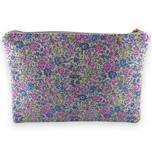 Blumige Pochette mit Liberty-Druck in Blau und Lila, Reißverschluss oben, zarter Baumwollstoff, feminines Design