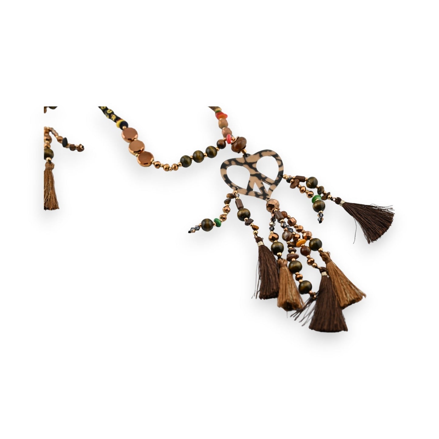 Böhmische Halskette mit Leoparden-Herz-Anhänger, bunten Perlen und braunen Quasten auf weißem Hintergrund