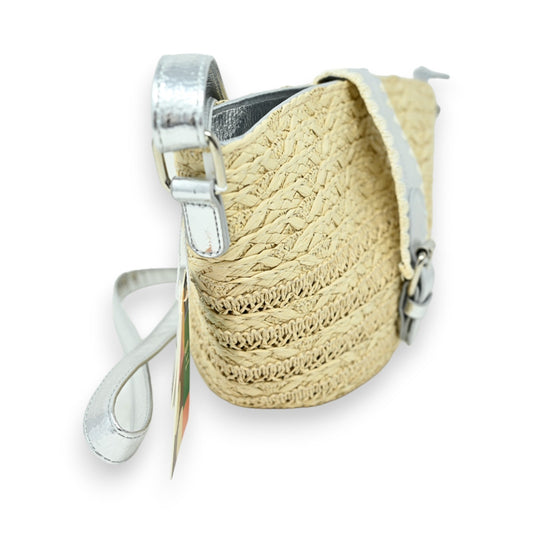Beige Boho-Stroh-Umhängetasche mit silbernen Riemen, gewebt aus Naturfasern, perfekt für sommerliche Outfits