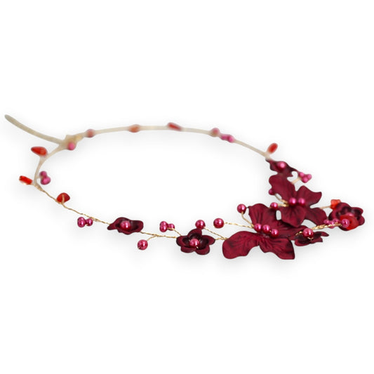 Filigrane Halskette mit bordeauxroten Blüten und Perlen, eleganter Blumenschmuck für besondere Anlässe