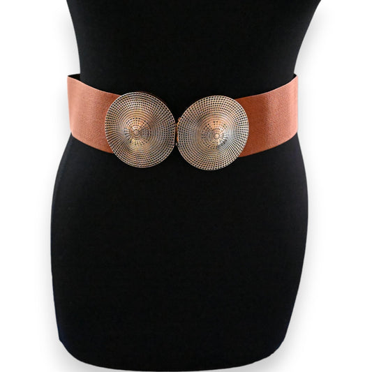 Eleganter Damen-Gürtel mit braunem Elastikband und antiker, goldener Doppelscheiben-Schnalle auf schwarzem Kleid