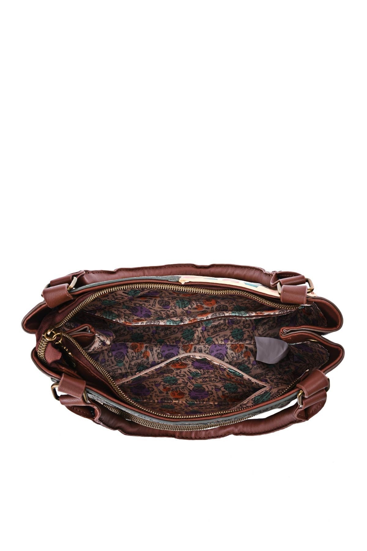 Braune Lederhandtasche mit buntem Innenfutter, geöffnet, Reißverschluss und mehrere Fächer sichtbar, elegantes Design