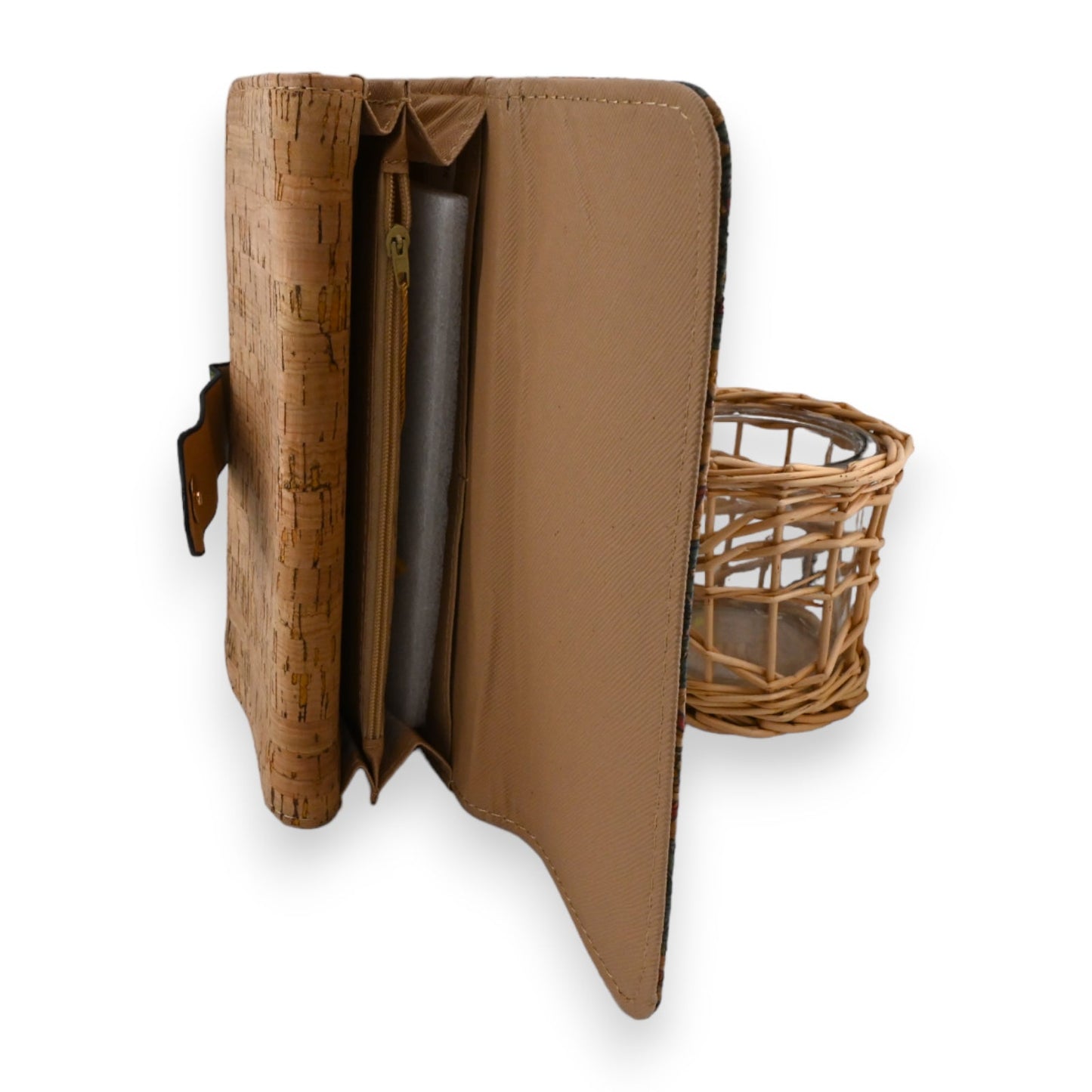 Braune Ledergeldbörse mit Korkdetail, geöffnet und aufgestellt, neben einem geflochtenen Weidenkorb auf weißem Hintergrund