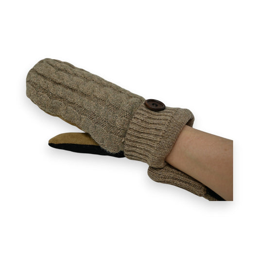 Zweistoffiger Strickfäustling in Beige mit Kabelstrickmuster, Knopfverschluss und brauner Wildlederhandfläche am Handgelenk