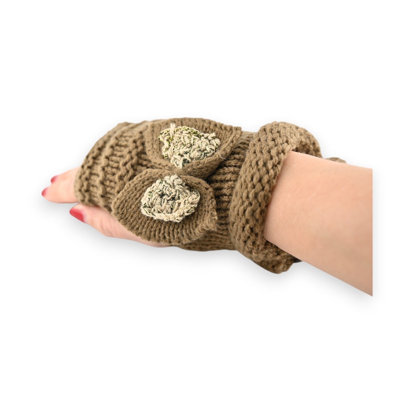Gestrickte Fingerlose Handschuhe in Braun mit goldener Schleifenverzierung, getragen an einer Hand mit roten Nägeln