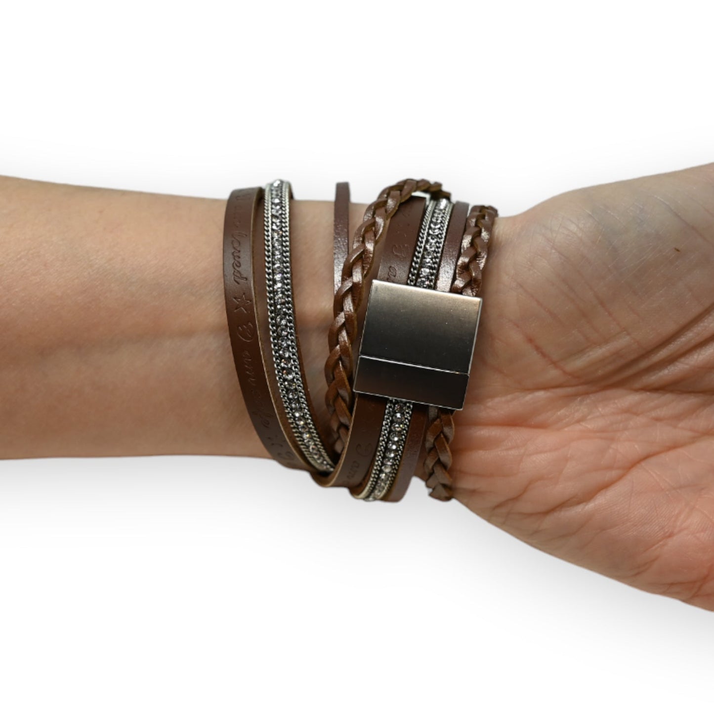 Mehrreihiges braunes Lederarmband mit Strass-Elementen, Flechtmuster und Magnetverschluss am Handgelenk