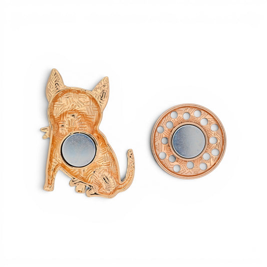 Magnetische Hunde-Brosche als sitzender Hund in Grau, Schwarz und Gold mit Ringelshirt, 5,3 cm