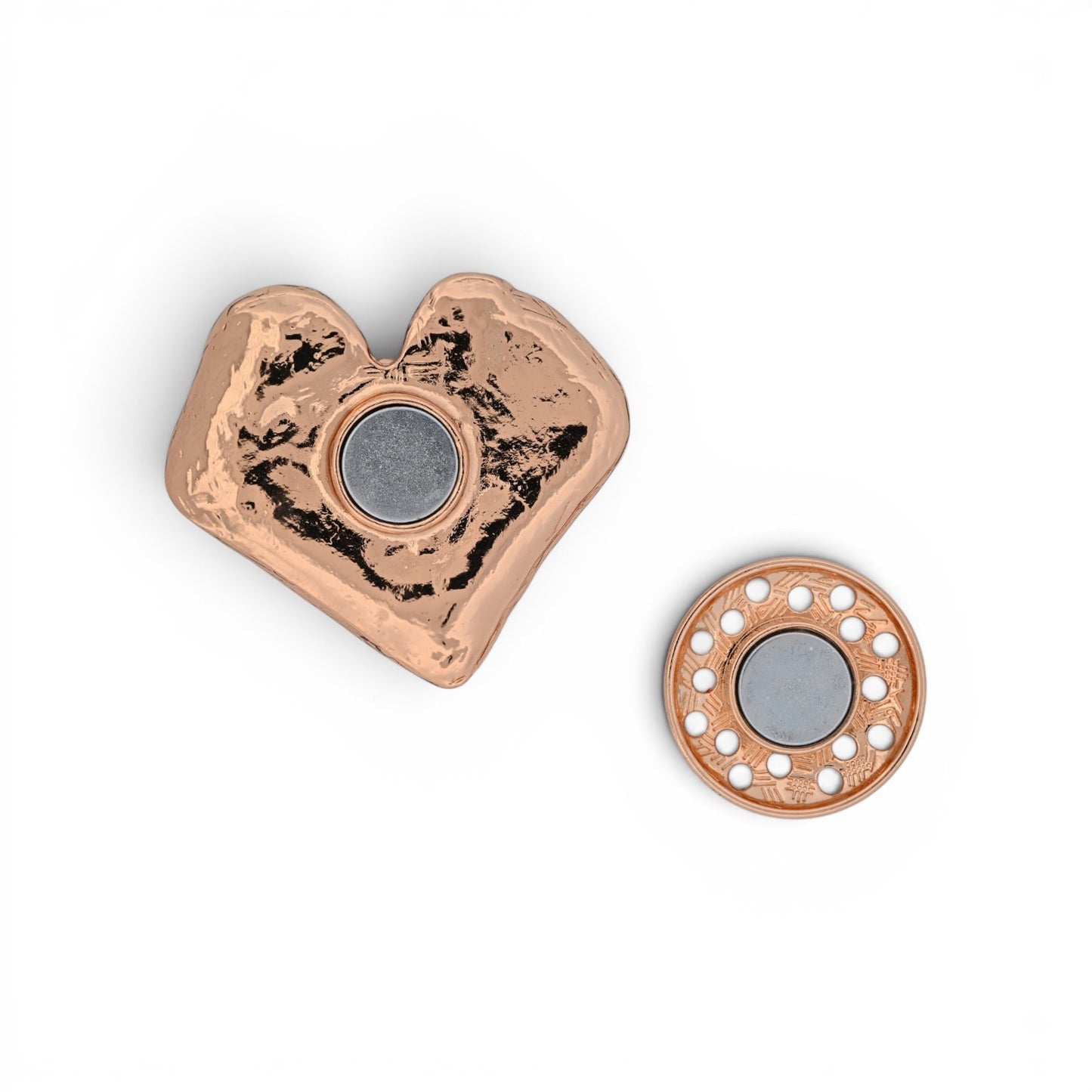 Magnetische Herz-Brosche in Bernstein und Gold mit gehämmertem Relief, 5,5 cm