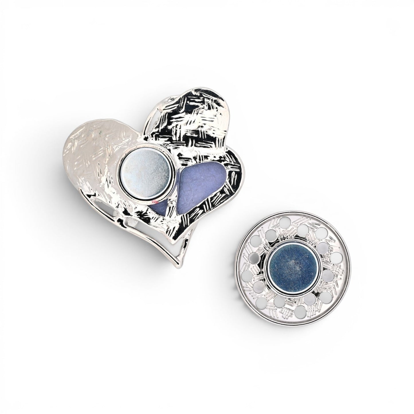 Magnetische Herz-Brosche in Hellblau und Lavendel mit glänzender silberner Kontur, 5 cm