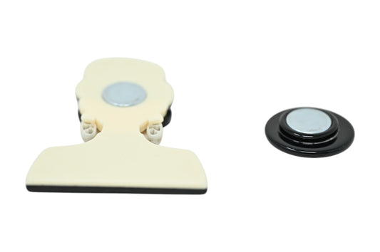 Magnetische Brosche aus Resin, elegante Retro-Damensilhouette in Schwarz und Creme, 7,5 cm hoch