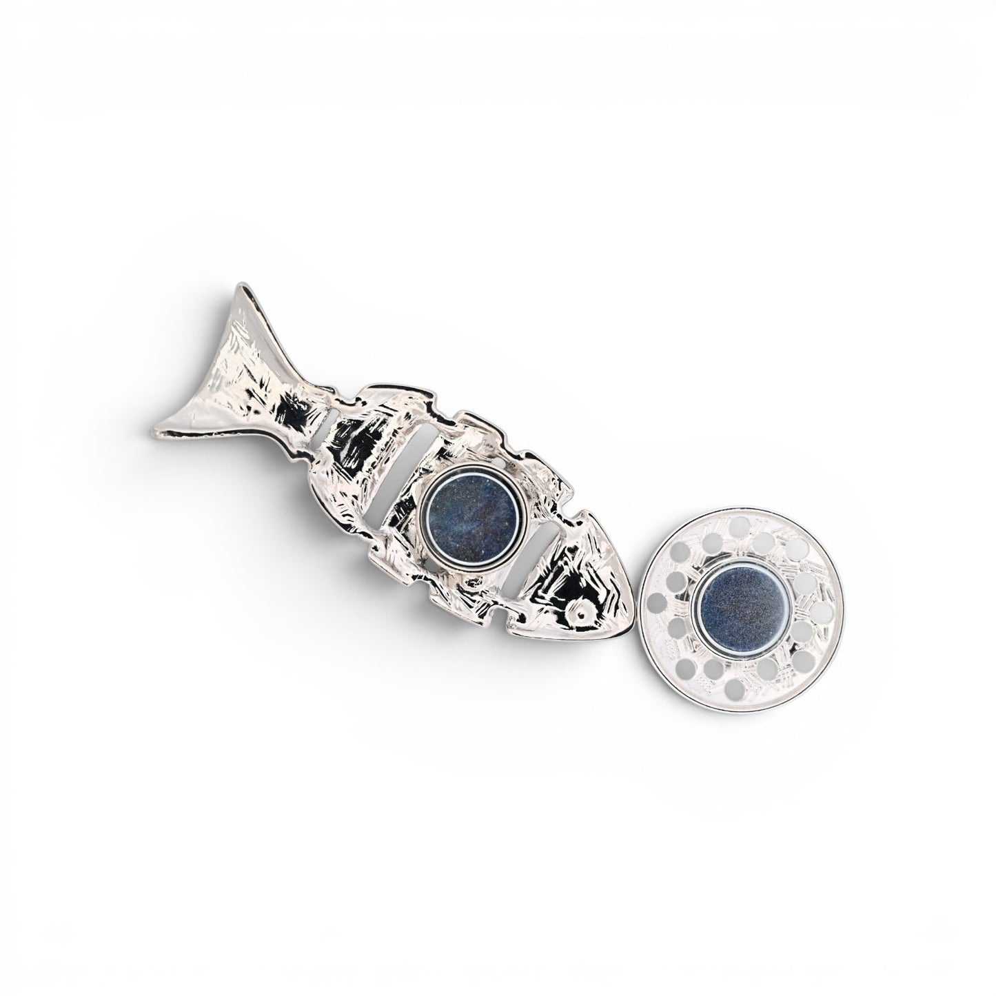 Magnetische Fisch-Brosche in Blau und Weiß mit gegliedertem Körper und glänzenden Details