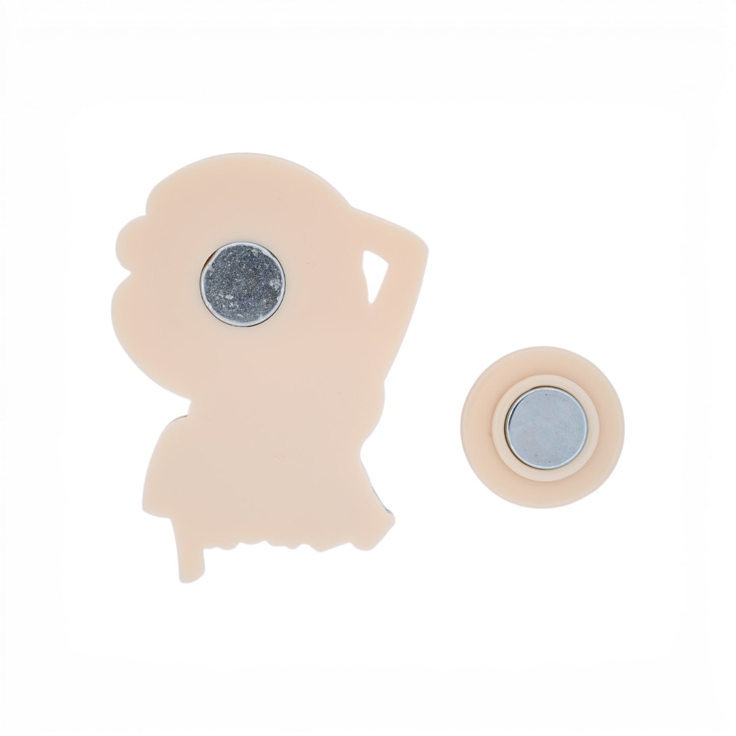 Magnetische Brosche als Frauenportrait aus Resin mit rosa Cap, runder Brille und orangefarbenem Haar