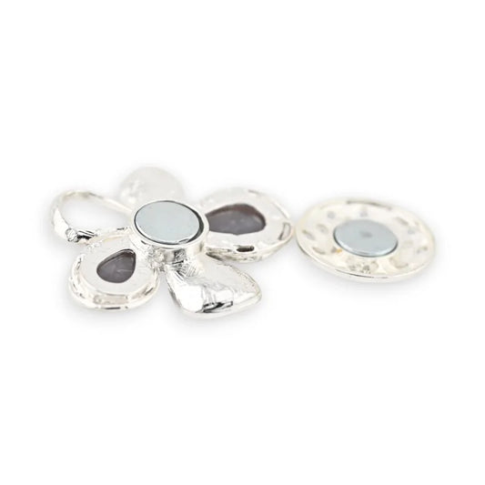 Silberne Blumenbrosche mit Metallblütenblättern und schwarzen und grauen Cabochons, Verschluss ai...