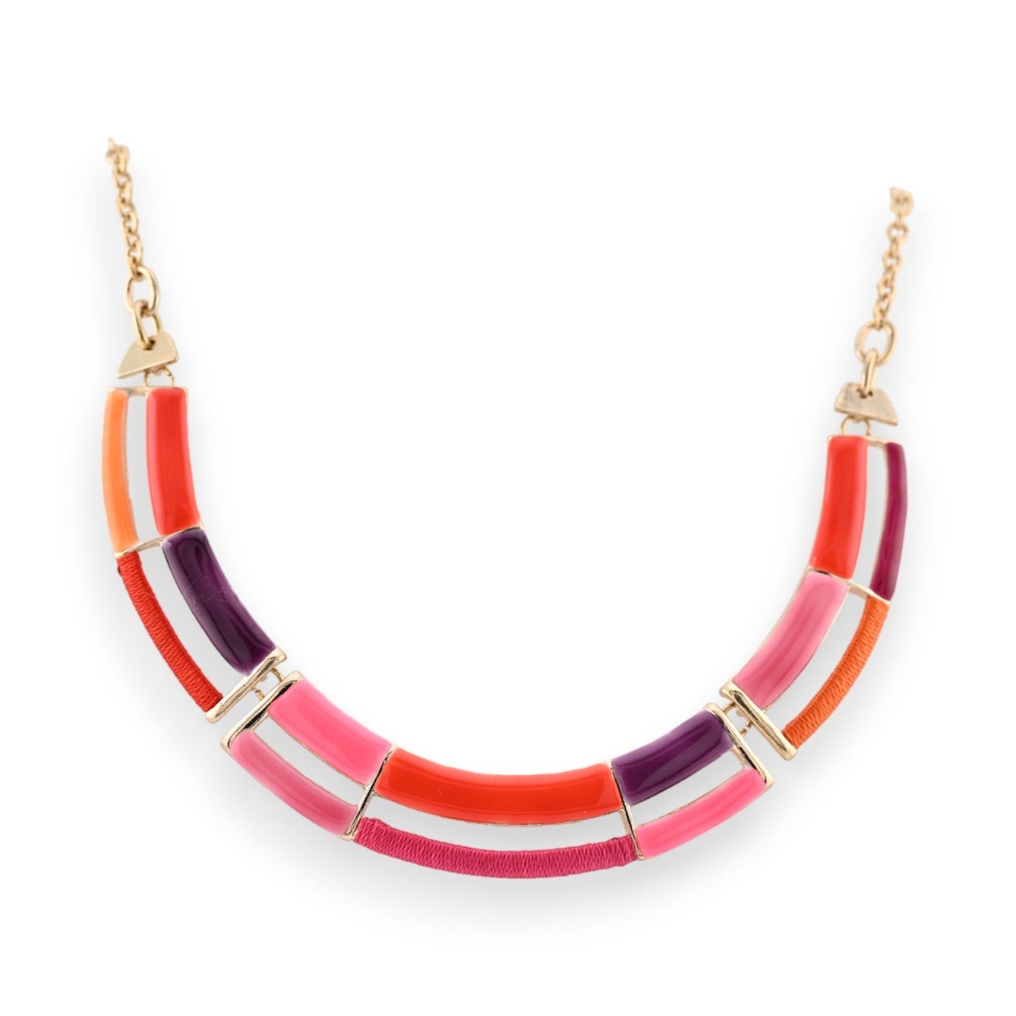 Bunte, geschwungene Halskette aus vergoldetem Metall mit Elementen in Orange, Rot, Pink und Lila auf weißem Hintergrund
