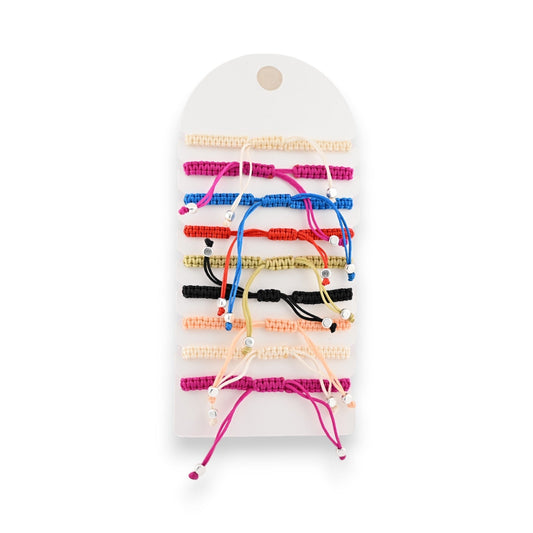 Set von 9 bunten Ikita Armbändern aus Makramee auf weißem Hintergrund, verschiedene Farben und Perlen, Modeschmuck