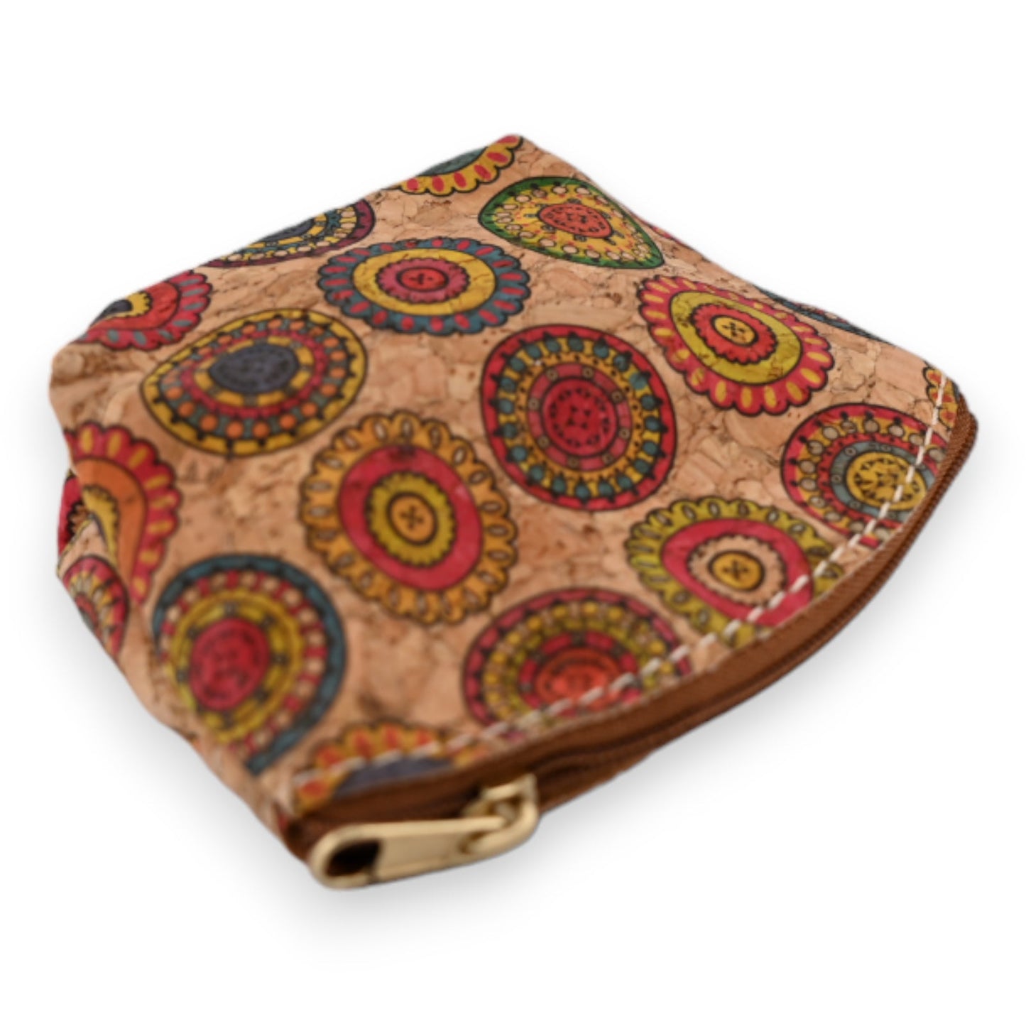 Kleine Ledergeldbörse mit buntem Mandala-Muster, runde und ovale Verzierungen in Rot, Gelb und Blau auf braunem Grund
