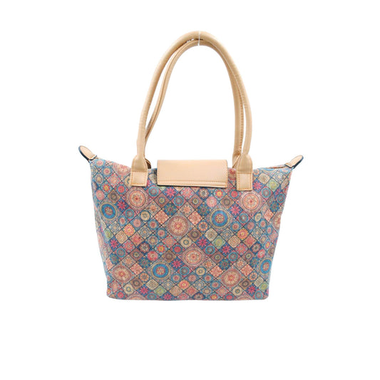 Bunte Handtasche mit geometrischem Muster, beigefarbenen Griffen und Lederdetails, im Boho-Stil