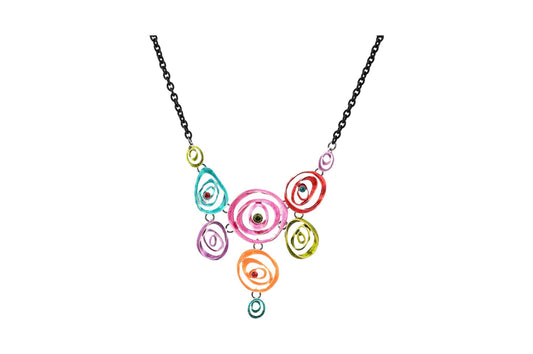 Bunte Halskette mit spiralförmigen Medaillons in verschiedenen Farben und Größen an schwarzer Kette