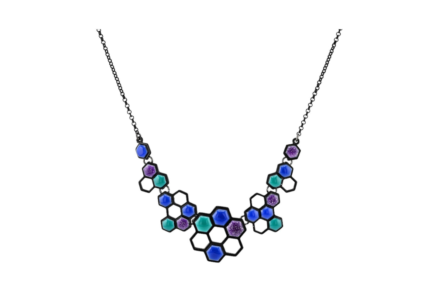 Moderne Halskette mit wabenförmigen Elementen in Blau, Grün und Lila, verbunden durch schwarze Metallketten