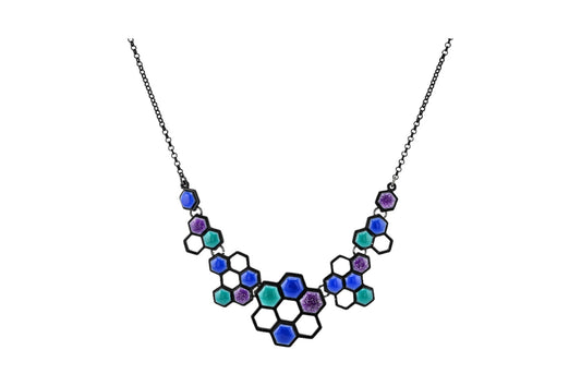 Moderne Halskette mit wabenförmigen Elementen in Blau, Grün und Lila, verbunden durch schwarze Metallketten