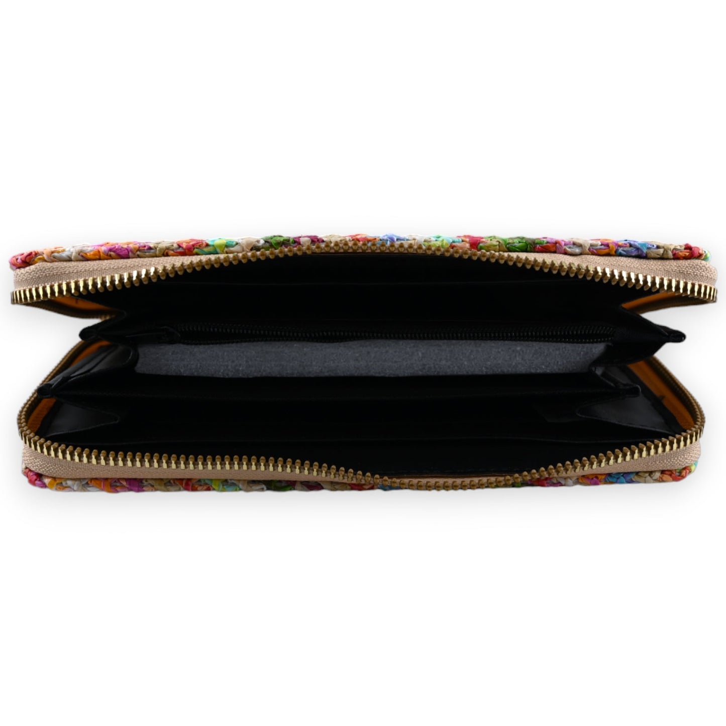 Bunter geflochtener Strohbeutel mit Reißverschluss, geöffnet zeigt schwarzes Innenfutter und Fächer für Karten