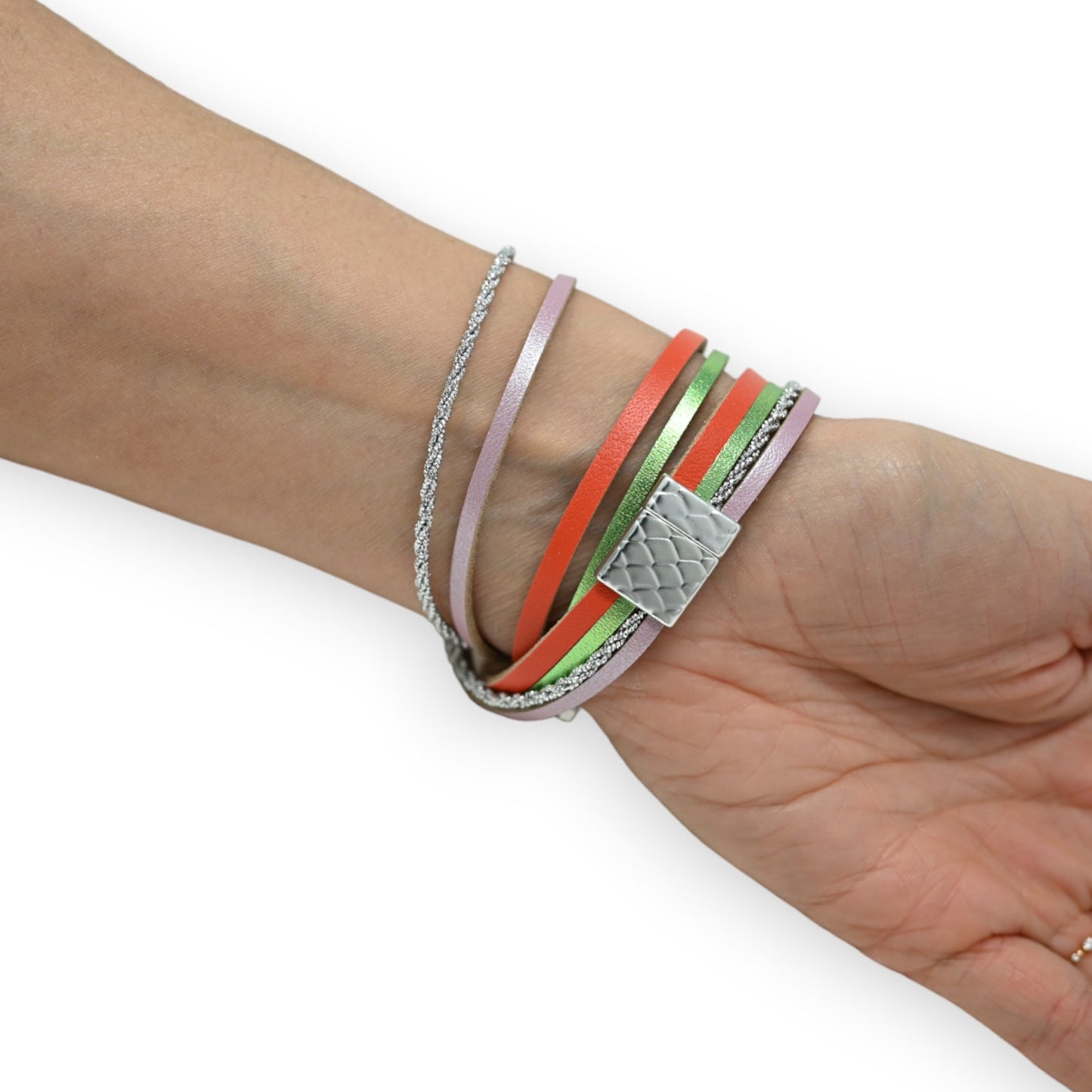Mehrfarbiges Wickelarmband mit silbernem Stern-Verschluss am Handgelenk getragen, zeigt bunte Lederstreifen und glitzernde...