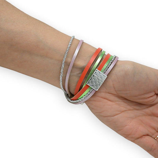 Mehrfarbiges Wickelarmband mit silbernem Stern-Verschluss am Handgelenk getragen, zeigt bunte Lederstreifen und glitzernde...
