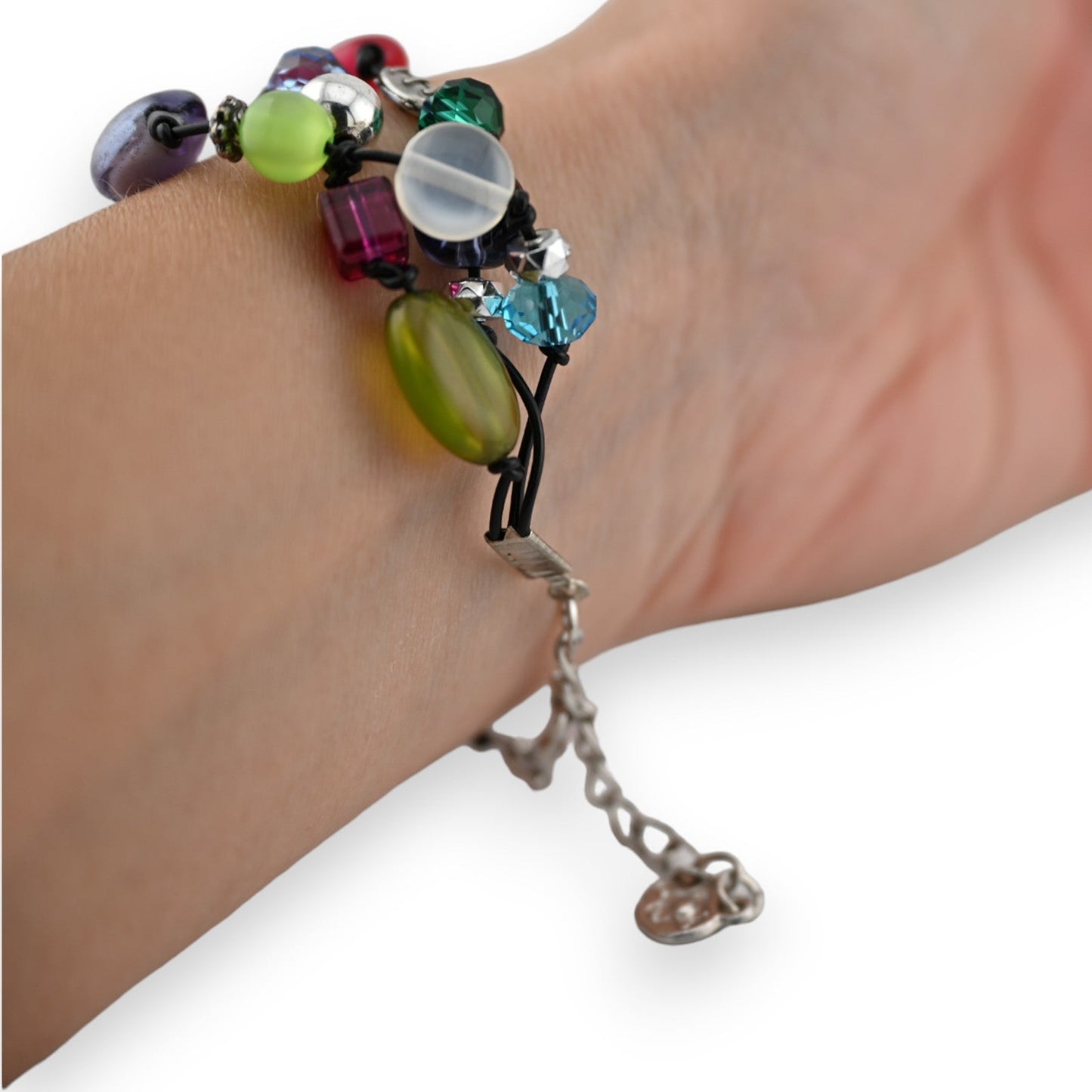 Buntes Armband mit verschiedenfarbigen Glasperlen und Kristallen auf schwarzem Lederband, am Handgelenk getragen