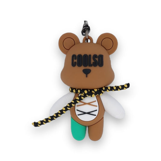 Niedlicher Bären-Schlüsselanhänger aus Kunststoff mit 'COOLSO'-Aufschrift, braunem Körper, grünem Bein und Leoparden-Schal