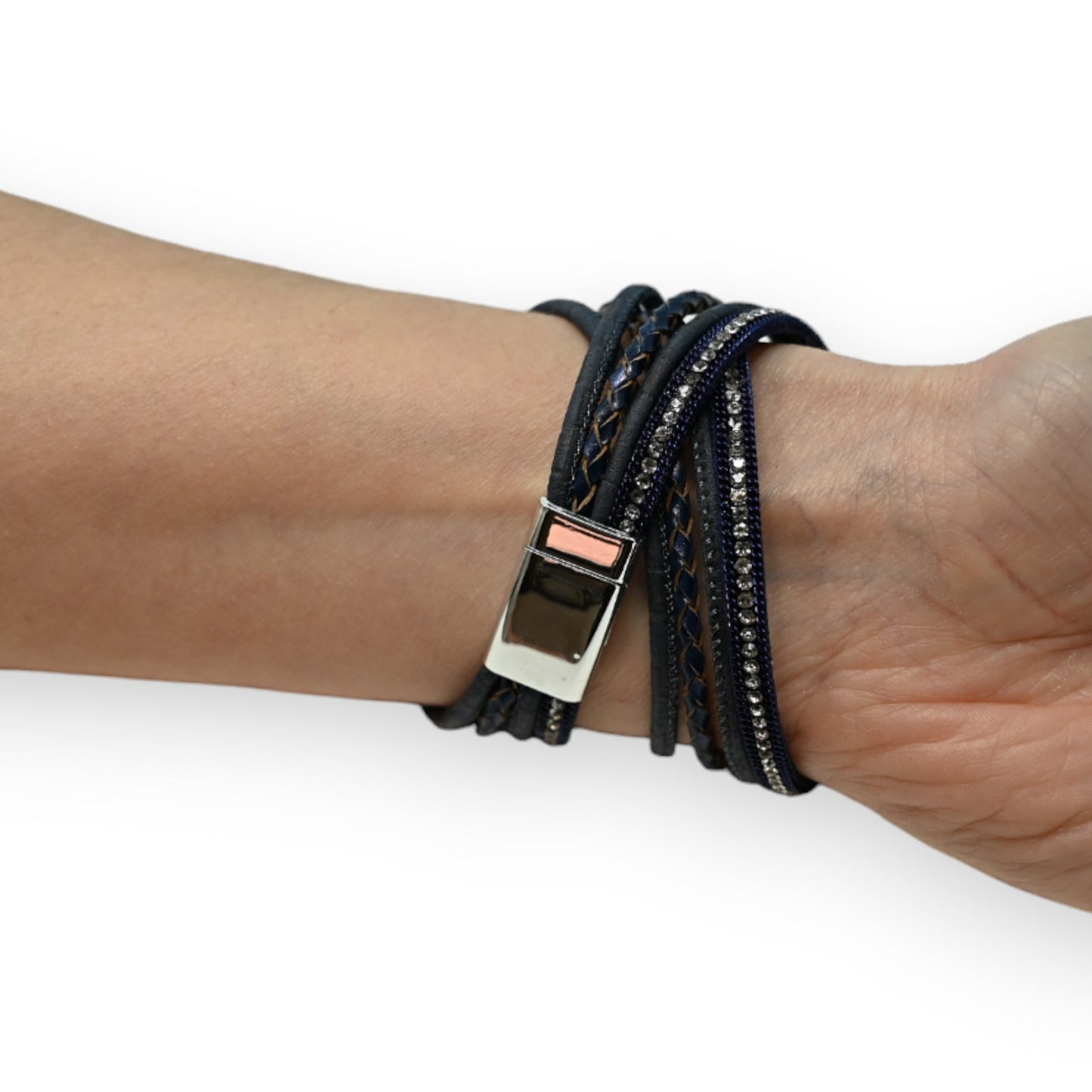 Mehrfach gewickeltes dunkelblaues Armband mit Nieten, Strass und silbernem Verschluss am Handgelenk