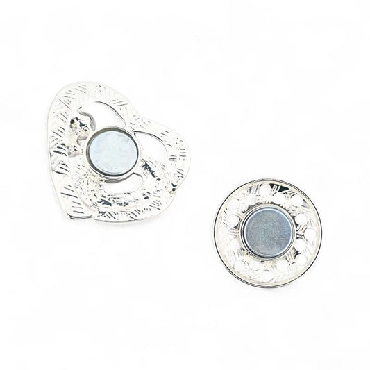 Doppeltes verschachteltes Herz in Schwarz und Weiß mit Strass - elegante magnetische Brosche